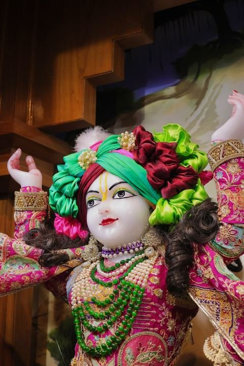 Deity darshan at ISKCON Satara — photo 1 of 16