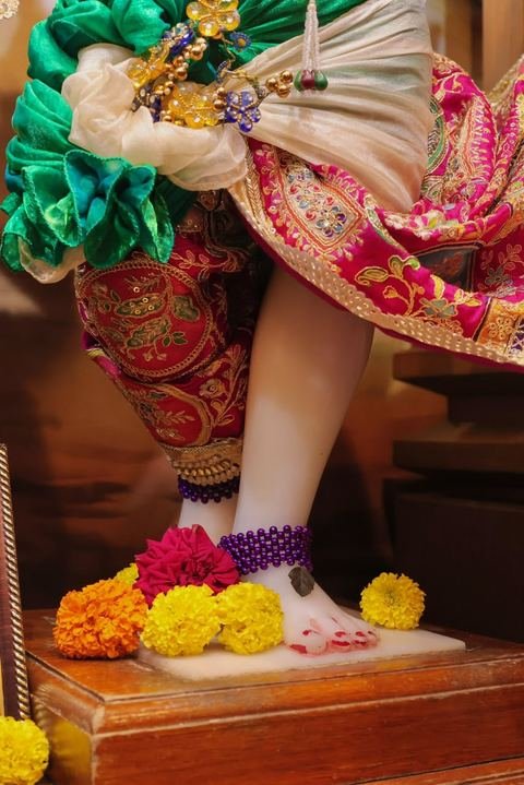 Deity darshan at ISKCON Satara — photo 2 of 16