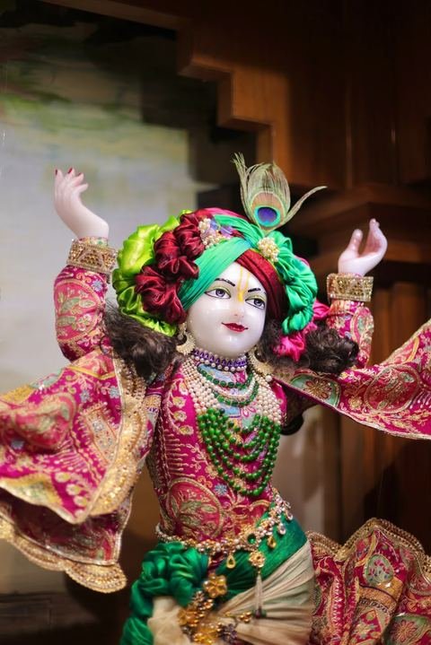 Deity darshan at ISKCON Satara — photo 3 of 16