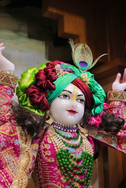 Deity darshan at ISKCON Satara — photo 4 of 16