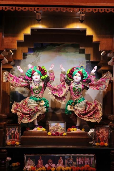 Deity darshan at ISKCON Satara — photo 6 of 16