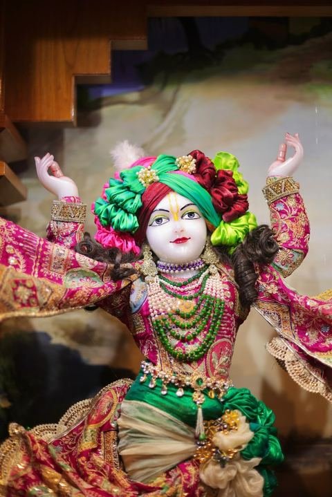 Deity darshan at ISKCON Satara — photo 7 of 16