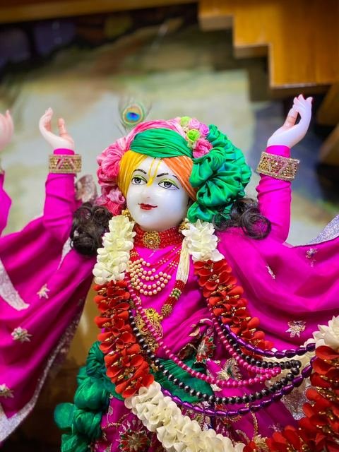 Deity darshan at ISKCON Satara — photo 8 of 16