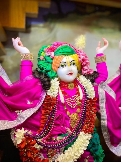 Deity darshan at ISKCON Satara — photo 9 of 16