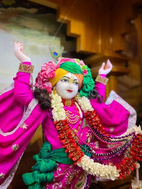 Deity darshan at ISKCON Satara — photo 10 of 16