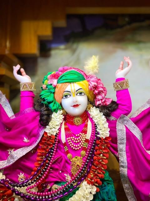 Deity darshan at ISKCON Satara — photo 11 of 16