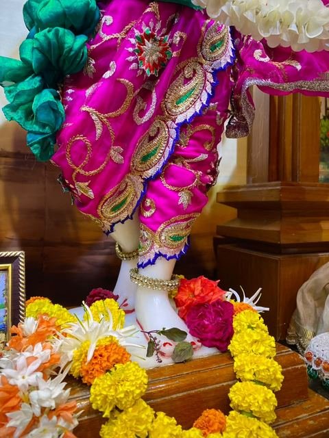 Deity darshan at ISKCON Satara — photo 13 of 16
