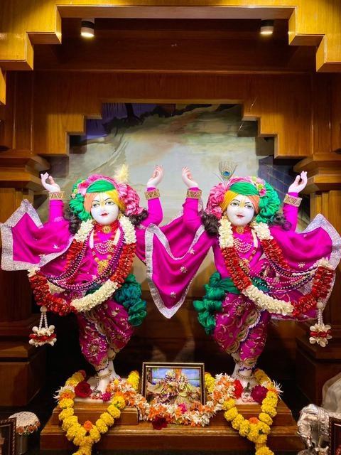 Deity darshan at ISKCON Satara — photo 15 of 16