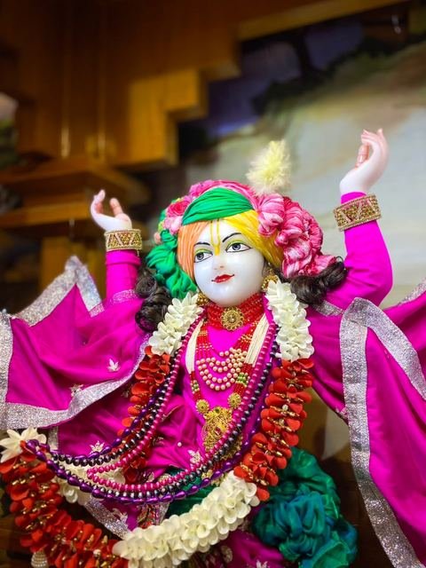 Deity darshan at ISKCON Satara — photo 16 of 16