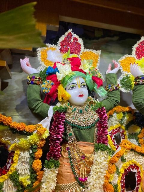 Deities adorned with flowers for Pushpa Abhishek at ISKCON Satara — photo 7 of 10
