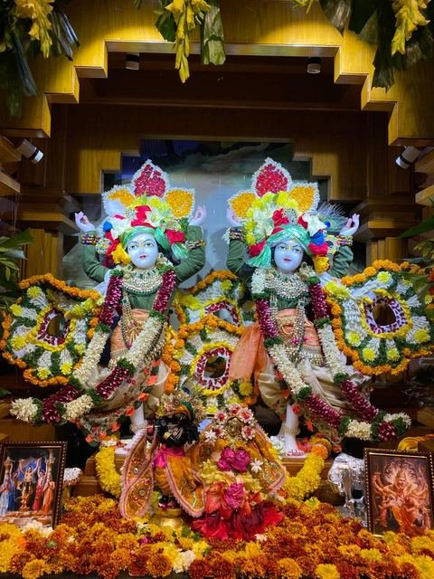 Deities adorned with flowers for Pushpa Abhishek at ISKCON Satara — photo 9 of 10
